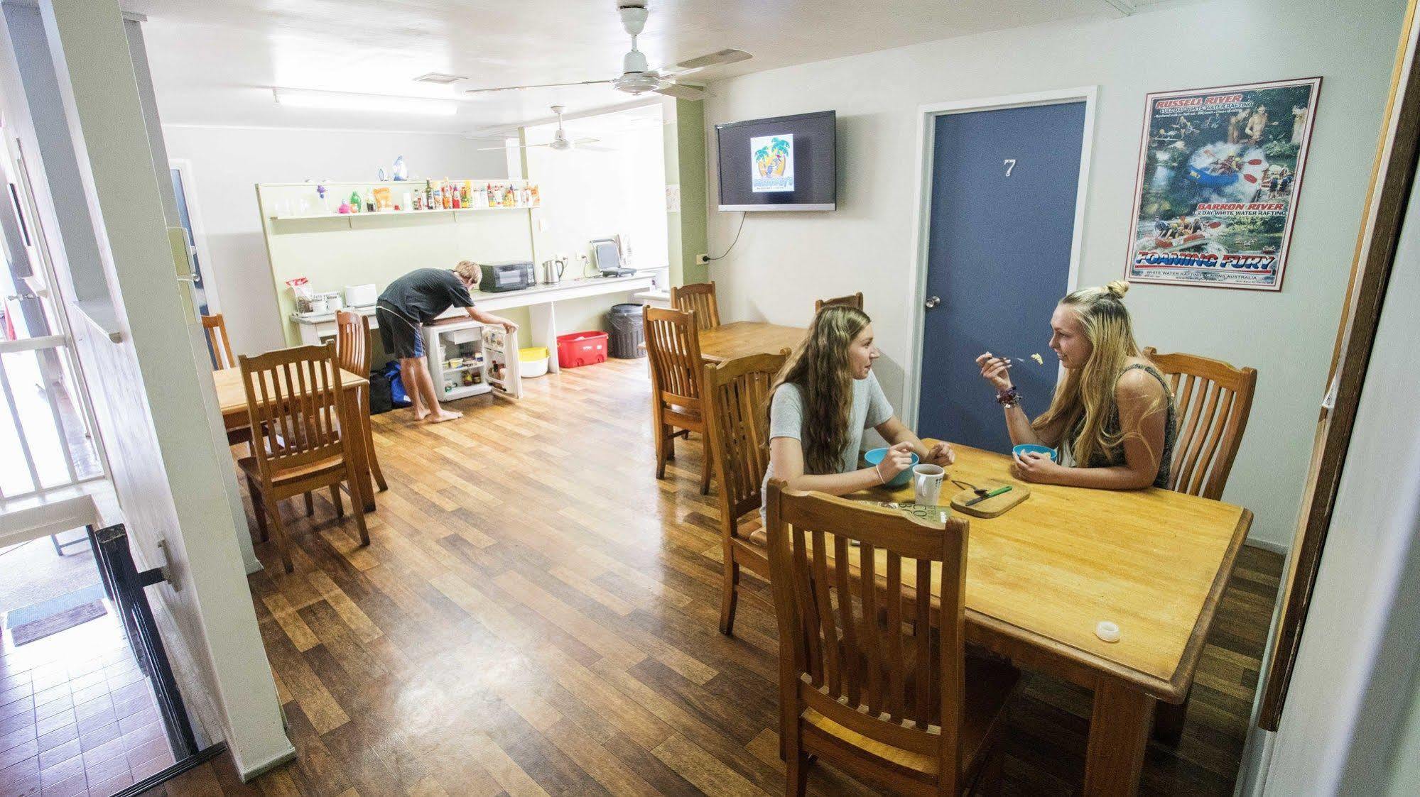 Castaways Backpackers Cairns Hostel Bagian luar foto